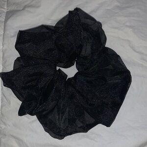 Oversize organza scrunchie